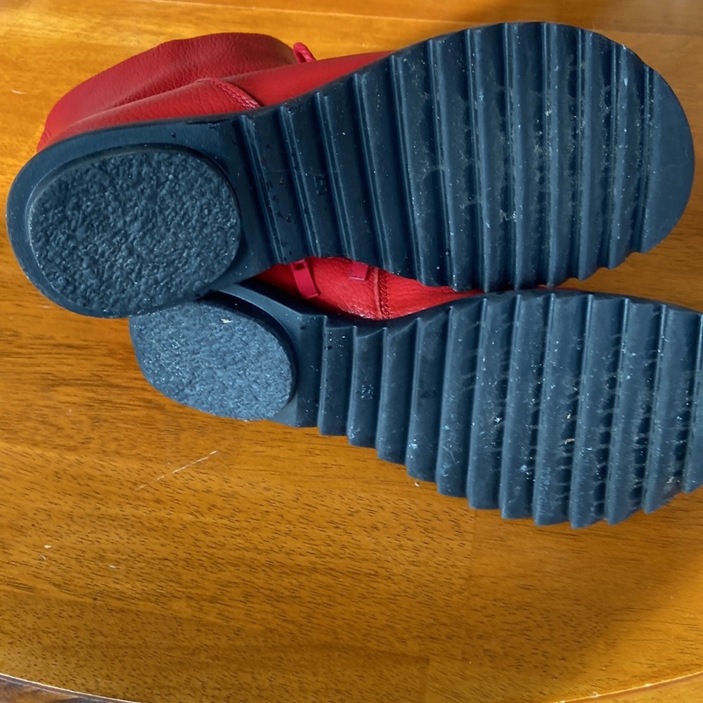 RED IS IN SEASON - Cute red booties. - Picture 4 of 5